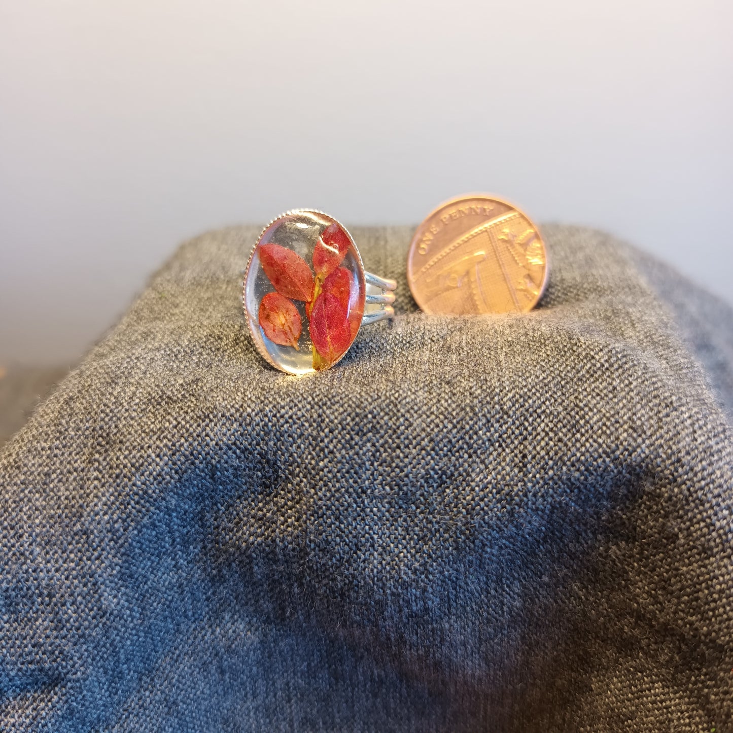 Autumnal Red Oval Gem Ring (delicate red leaves)